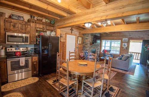 West Jefferson Cabin | Kapena Escape on the Lake + Views + Hot Tub + River Access Nearby