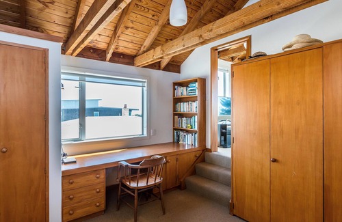 Waikanae Cottage | Kapiti at The Coast - Waikanae Holiday Home