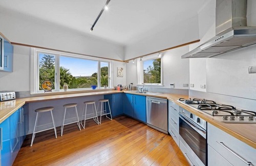 Paraparaumu Beach House | Kapiti Getaway - Fantastic location - Pool, Spa & Tennis Court