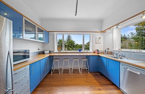 Paraparaumu Beach House | Kapiti Getaway - Fantastic location - Pool, Spa & Tennis Court