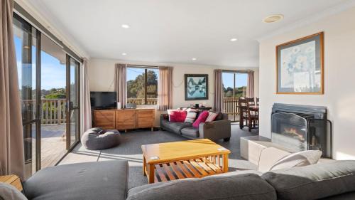 Waikanae House | Kapiti Views - Waikanae Beach Holiday Home