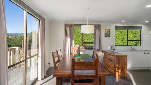 Waikanae House | Kapiti Views - Waikanae Beach Holiday Home