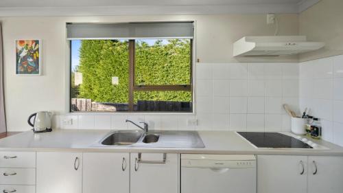 Waikanae House | Kapiti Views - Waikanae Beach Holiday Home