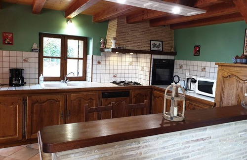 Saint-Avit-Senieur House | Karakteristiek huis met zwembad en privétuin in een groene omgeving.