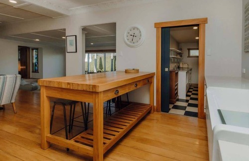 Rewa House | Karamu Korner: Charming Bungalow Retreat