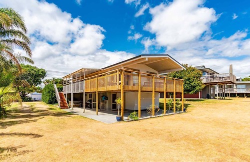 Mangawhai Heads House | Karibu - Large sunny home plus sleepout with views in great central location