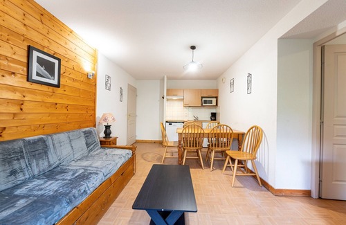 Flumet Apartment | Karibu - Vue montage et piscine partagée