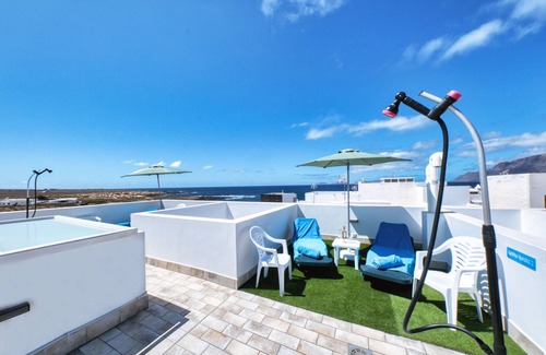 Caleta de Famara Ski Chalet | Karma Famara 2 - 25m from the beach, fast wifi and roof top terrace
