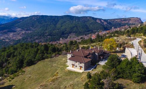 Synikia Mesi Trikalon Hotel | Karyatis Resort