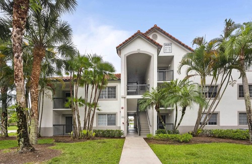 Delray Beach Apartment | Kasa | Bright & Airy 2 BD + Free Parking | Delray Beach