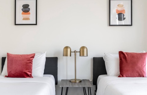 Del Ray Apartment | Kasa | Charming 2 BD + Fire Pit | Alexandria