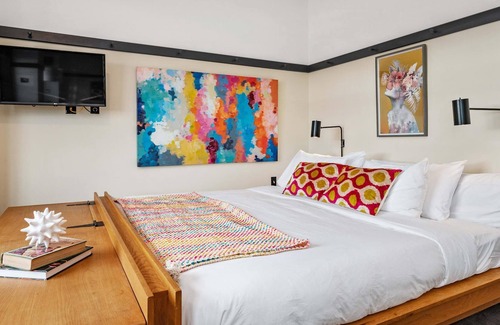 East Liberty Apartment | Kasa | Classic Studio Near Carnegie Museum of Art | The Maverick