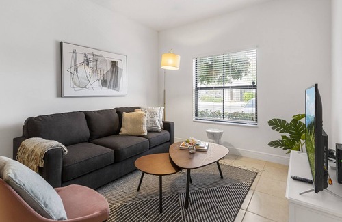 Davie Apartment | Kasa | Hit Las Olas Boulevard for Shopping + Dining | Fort Lauderdale