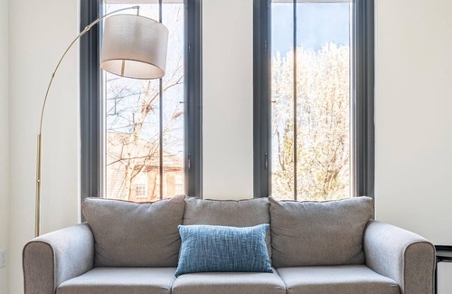 Del Ray Apartment | Kasa | Inviting Studio + Work Friendly | Alexandria