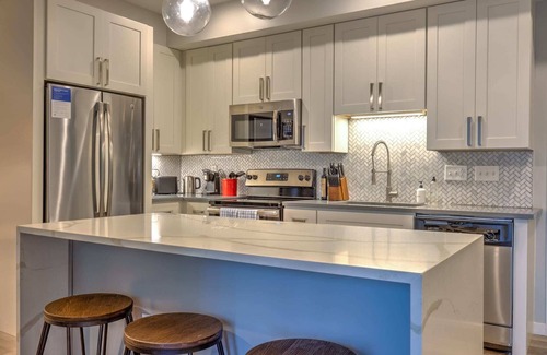 DeBaliviere Place Apartment | Kasa | Modern 1BD + Gym | Forest Park
