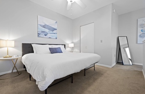 South Side Flats Apartment | Kasa | Within Walking Distance of Three Museums | Pittsburgh