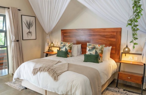 Victoria Falls Cabin | Kasambabezi Lodge