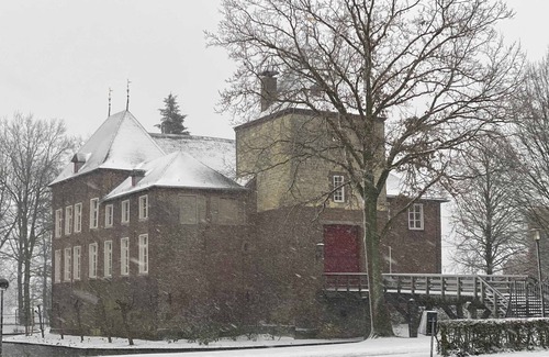 Baarlo House | Kasteelhoeve d'Erp - Luxurious holiday home surrounded by a moat