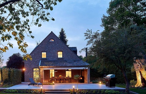 Baarlo House | Kasteelhoeve d'Erp - Luxurious holiday home surrounded by a moat