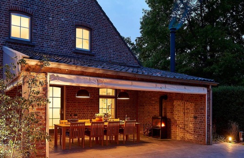 Baarlo House | Kasteelhoeve d'Erp - Luxurious holiday home surrounded by a moat