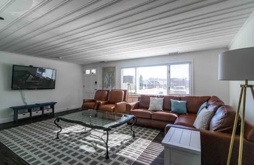 Newport East House | “Kathleen” Renovated 4 bed 2 bath Newport house