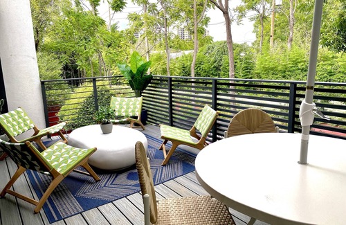 Knox - Henderson House | Katy Trail. Warm Pool. 5 bedroom townhome.
