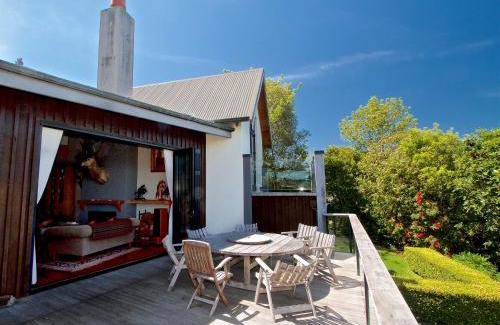 Taupo House | Kauawhi Lodge - Acacia Bay Holiday Home