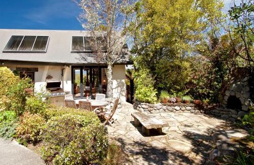 Taupo House | Kauawhi Lodge - Acacia Bay Holiday Home