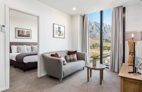 Frankton Apartment | Kawarau View - Close to airport, shopping, cafes & bars.