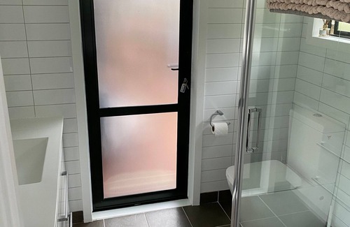 Kawau Island Resort | Kawau Lodge - Kotuku Master Suite plus 2 bedrooms