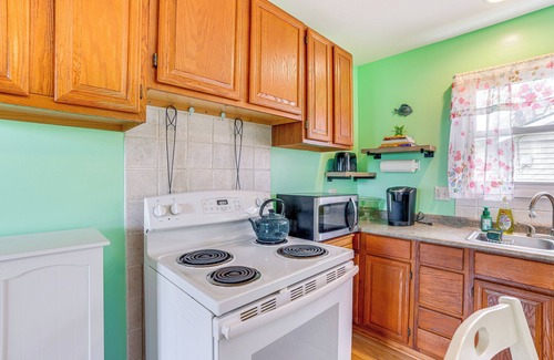 Sister Lakes House | Kayak & Fish: 1 Block to Lakeside Park & Ramp!
