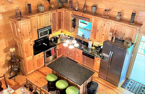 Ellijay Cabin | ✨KAYAKS✨River TUBES✨Pool table✨Mounts & ✨Antique Decor!