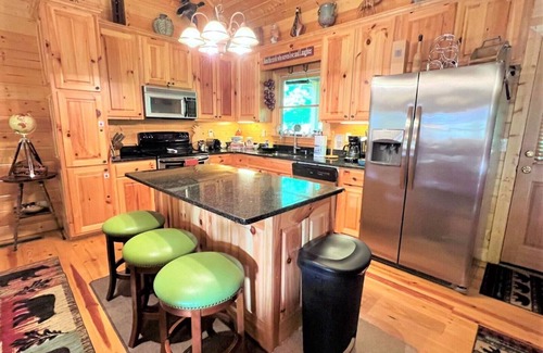 Ellijay Cabin | ✨KAYAKS✨River TUBES✨Pool table✨Mounts & ✨Antique Decor!