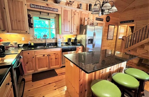 Ellijay Cabin | ✨KAYAKS✨River TUBES✨Pool table✨Mounts & ✨Antique Decor!