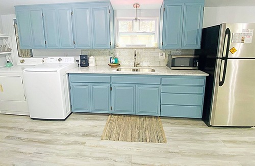 Odessa House | Kayaks, walking to the lake, private gated community.