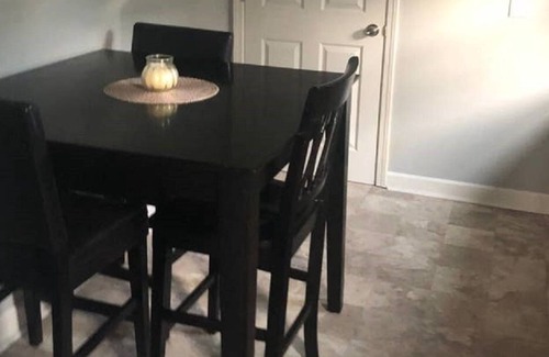Independence House | KC area 2 private bedroom home!!!