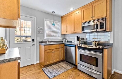 South Kansas City House | KC Coach House - Walk to UMKC/Brookside/Plaza + Streetcar!