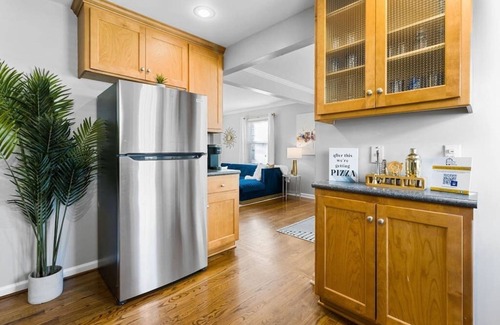 South Kansas City House | KC Coach House - Walk to UMKC/Brookside/Plaza + Streetcar!