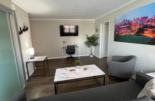 Country Club Plaza Area Apartment | KC Plaza 1 blk One Bedroom with Gym/Pool/Parking
