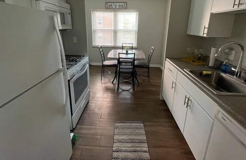 Country Club Plaza Area Apartment | KC Plaza 1 blk One Bedroom with Gym/Pool/Parking