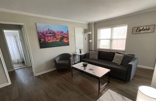 Country Club Plaza Area Apartment | KC Plaza 1 blk One Bedroom with Gym/Pool/Parking