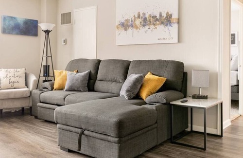 Country Club Plaza Area Apartment | KC Plaza One Bedroom with Gym/Pool/Parking