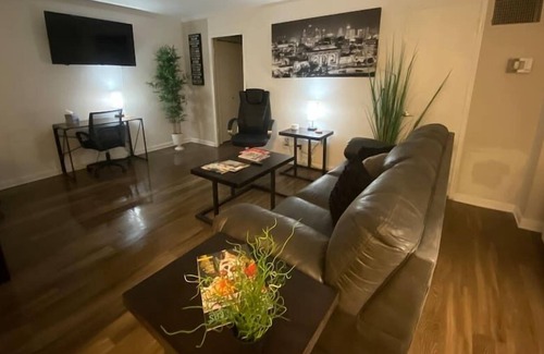 Country Club Plaza Area Apartment | KC Plaza One Bedroom with Gym/Pool/Parking