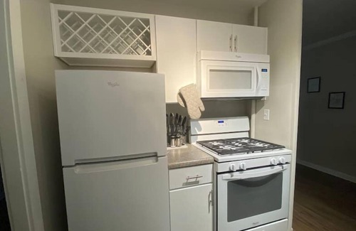 Country Club Plaza Area Apartment | KC Plaza One Bedroom with Gym/Pool/Parking