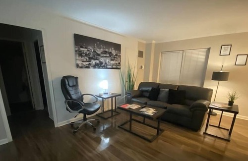 Country Club Plaza Area Apartment | KC Plaza One Bedroom with Gym/Pool/Parking