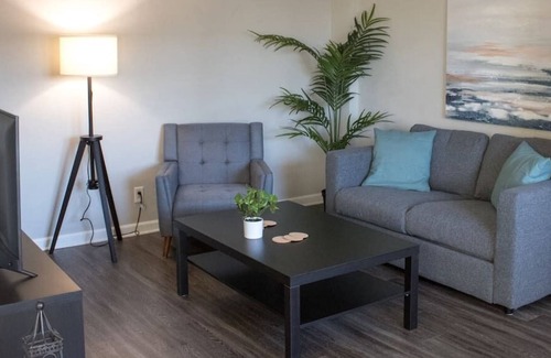 Country Club Plaza Area Apartment | KC Plaza One Bedroom Gym/Parking/Pool