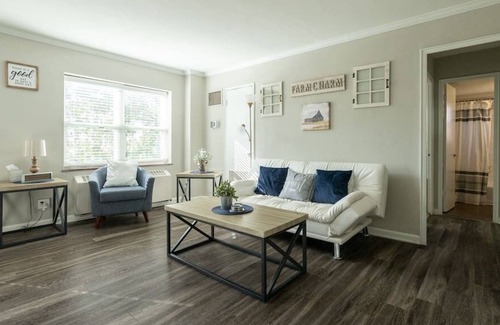 Country Club Plaza Area Apartment | KC Plaza One Bedroom with Gym/Pool/Parking