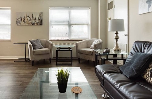 Country Club Plaza Area Apartment | KC Plaza Unit One Bedroom with Gym Pool Parking