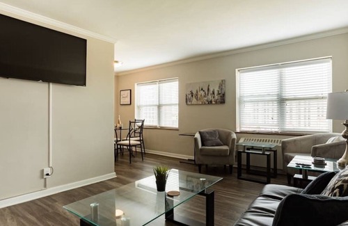 Country Club Plaza Area Apartment | KC Plaza Unit One Bedroom with Gym Pool Parking