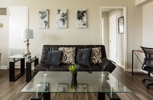Country Club Plaza Area Apartment | KC Plaza Unit One Bedroom with Gym Pool Parking